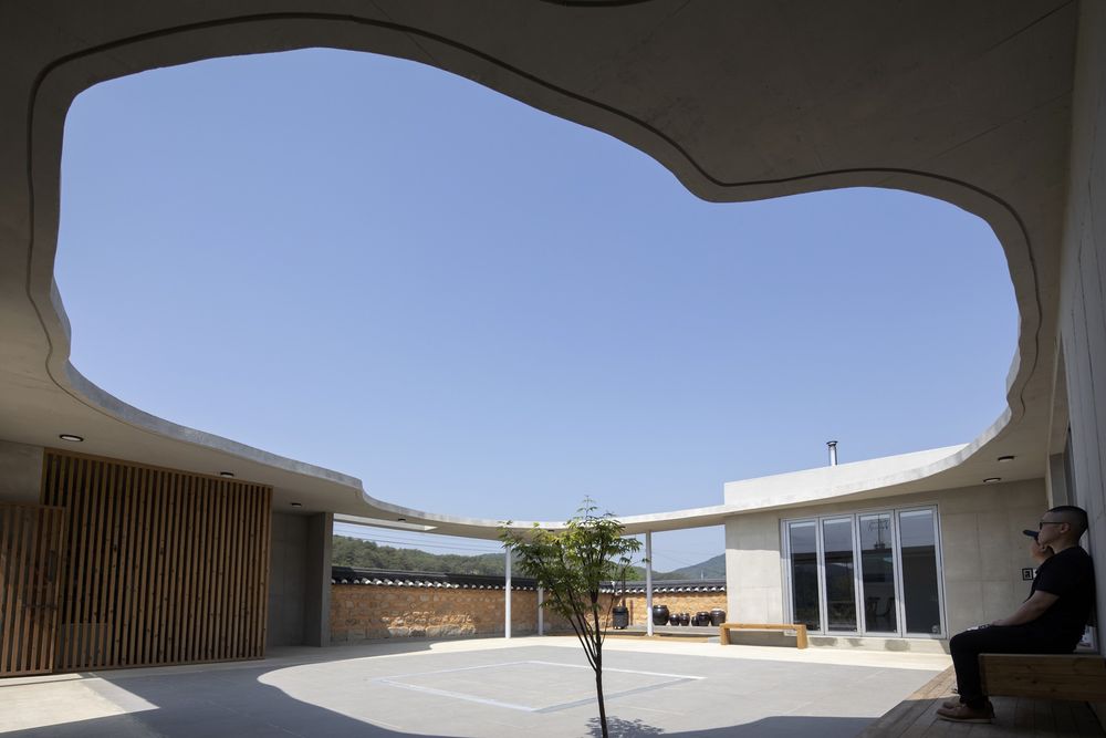 融入自然的韩国传统建筑丨Onhye-ri Jung Youngja House