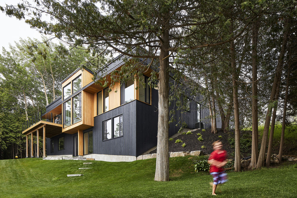 Sturgeon Lake House——嵌入山体的别墅设计