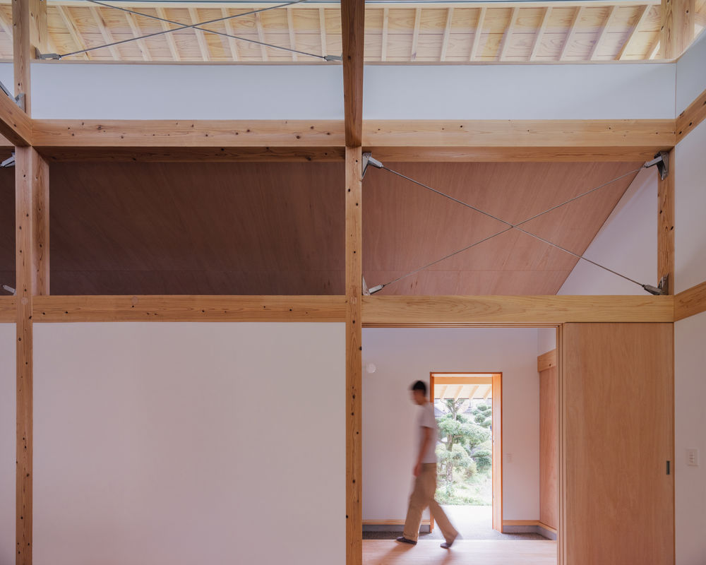 House in Matsubase | 废墟中的私密光庭