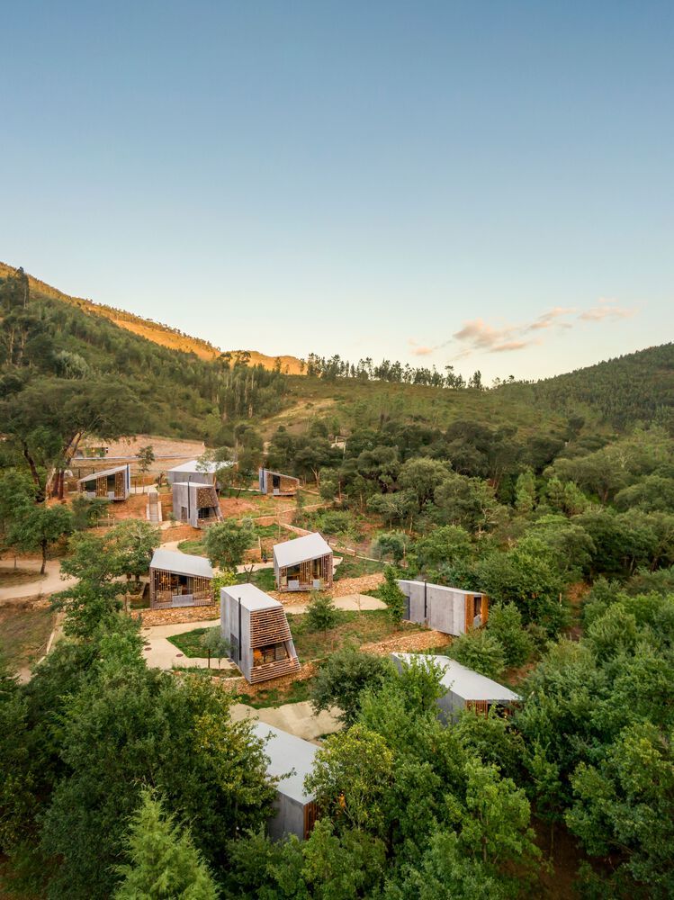 葡萄牙 Alvarenga 森林中的模块化小屋群