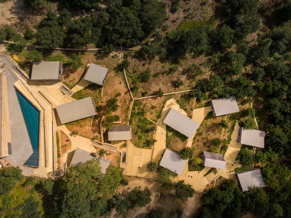 葡萄牙 Alvarenga 森林中的模块化小屋群