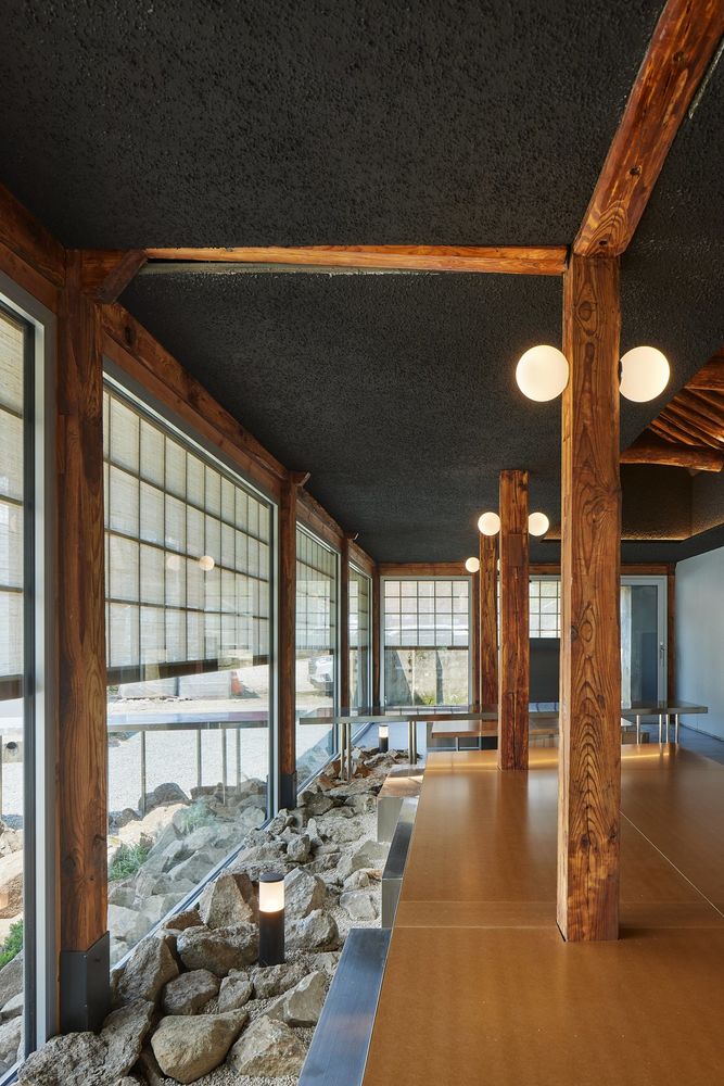 锈迹斑斑的“空屋”重生，Jumak餐厅设计诠释新旧共生