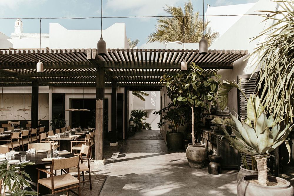 希腊 Mykonos 岛的 Noema Bar and Restaurant | 简约、自然与欢乐的现代希腊餐厅