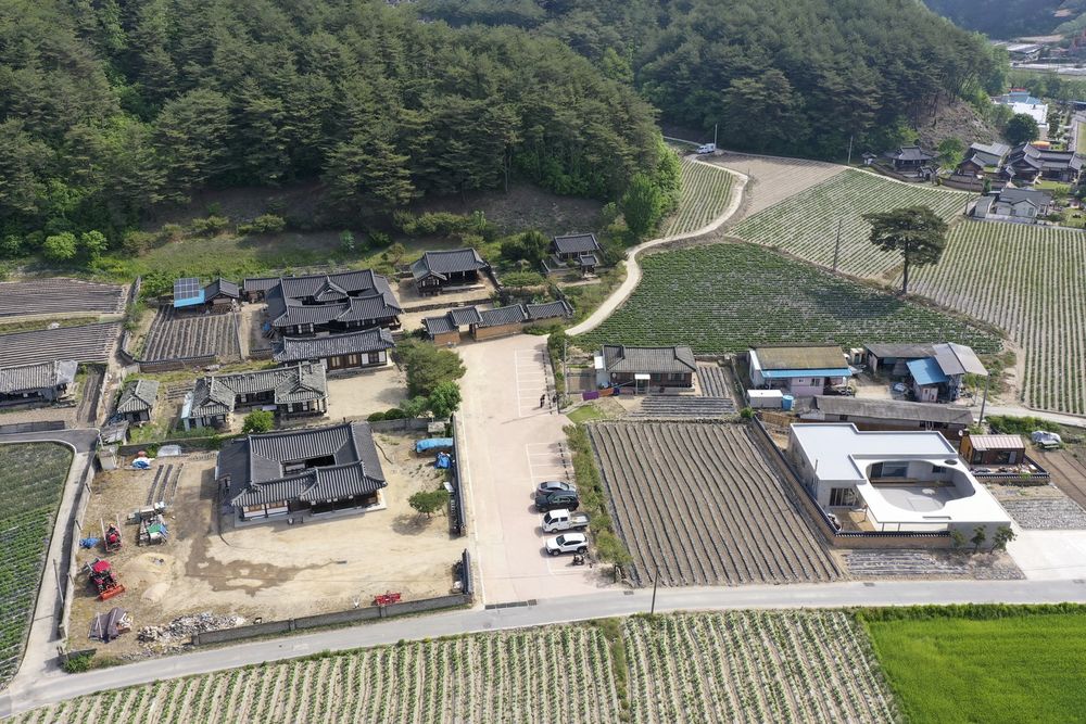 融入自然的韩国传统建筑丨Onhye-ri Jung Youngja House