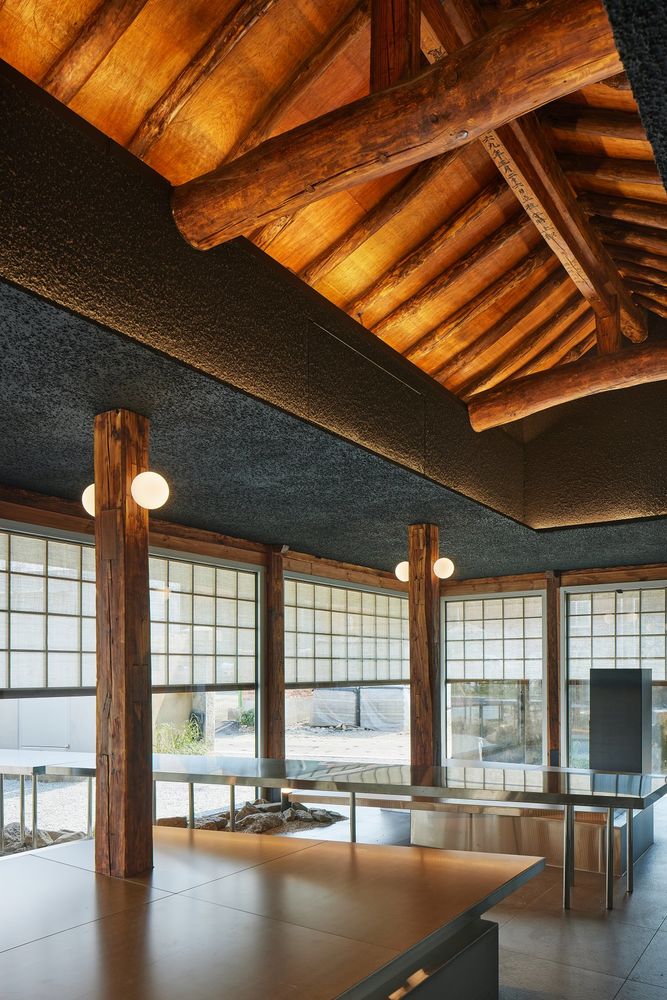 锈迹斑斑的“空屋”重生，Jumak餐厅设计诠释新旧共生