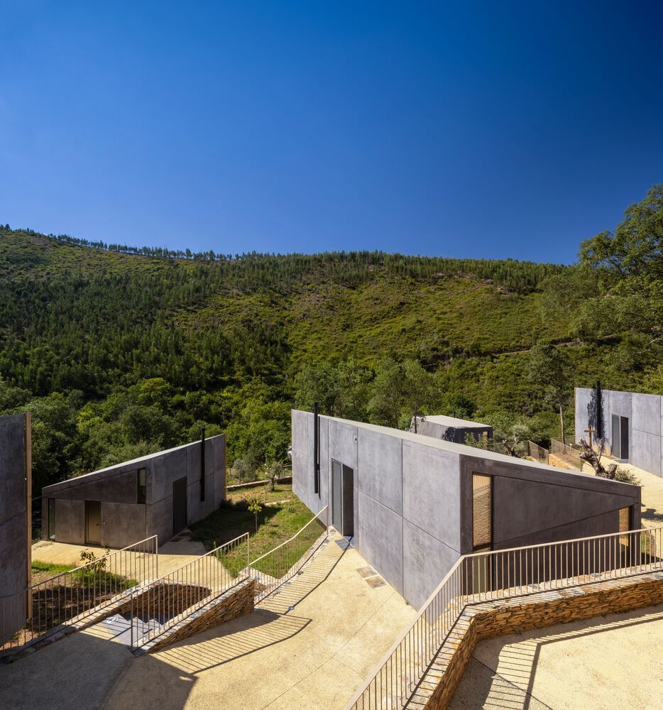 葡萄牙 Alvarenga 森林中的模块化小屋群