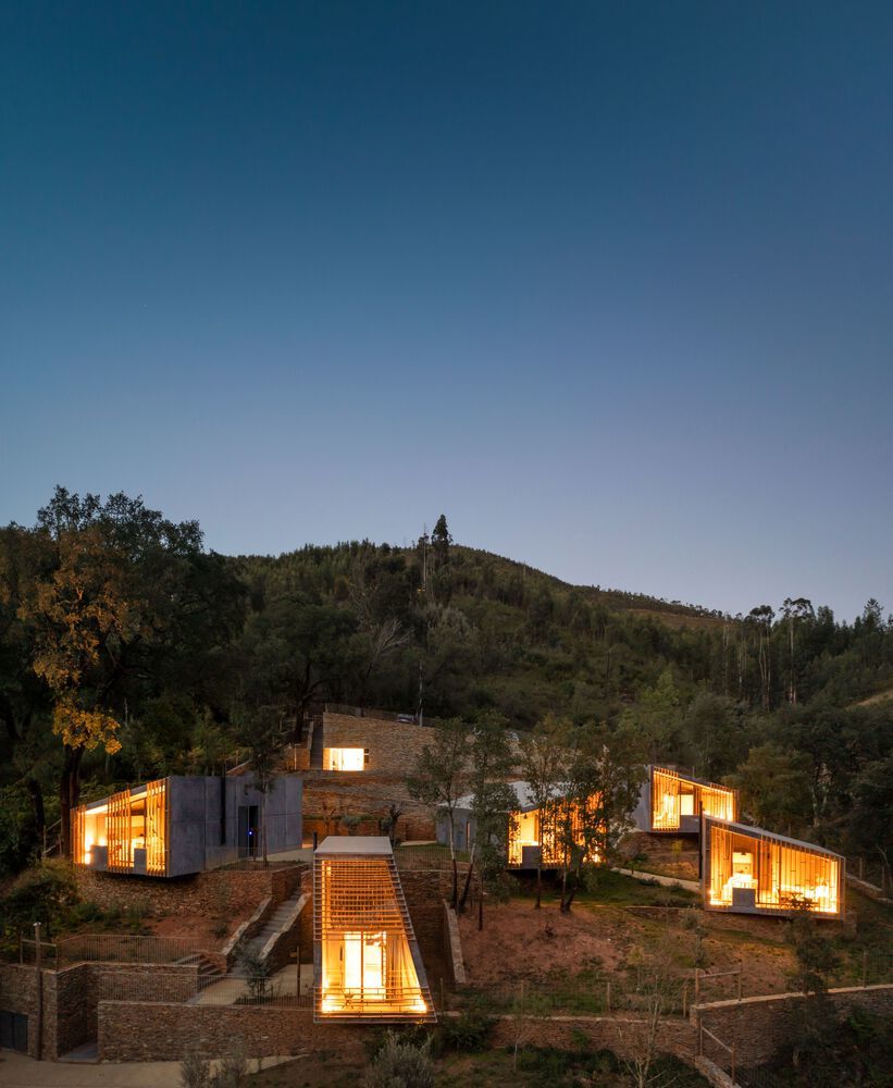 葡萄牙 Alvarenga 森林中的模块化小屋群