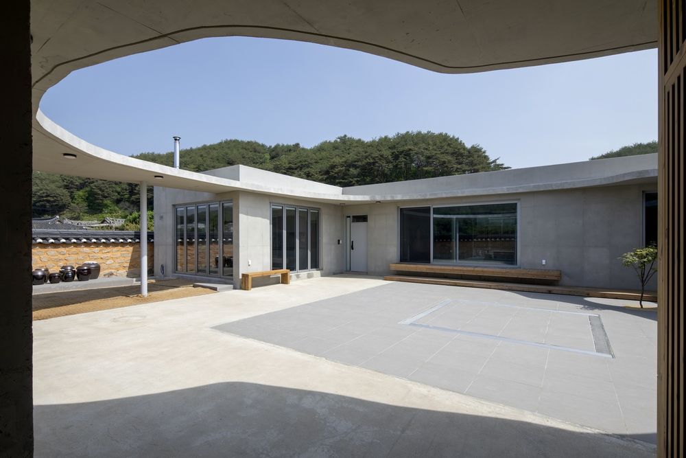 融入自然的韩国传统建筑丨Onhye-ri Jung Youngja House