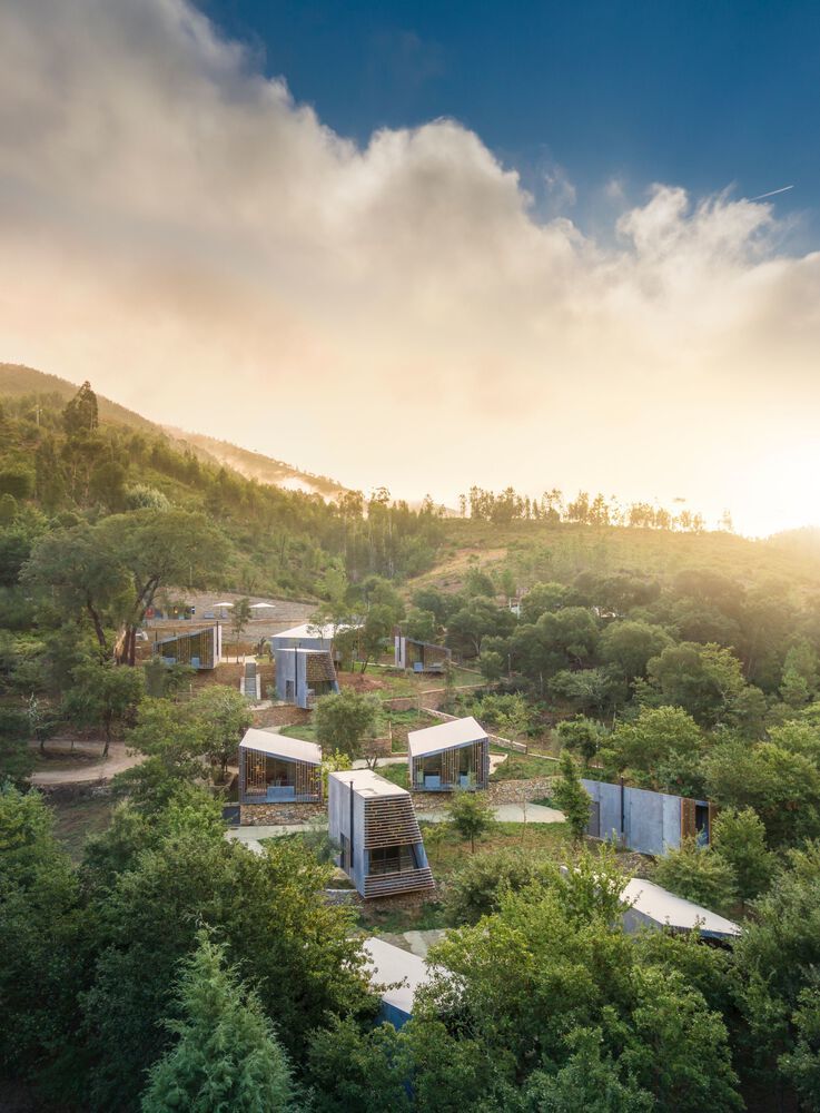 葡萄牙 Alvarenga 森林中的模块化小屋群