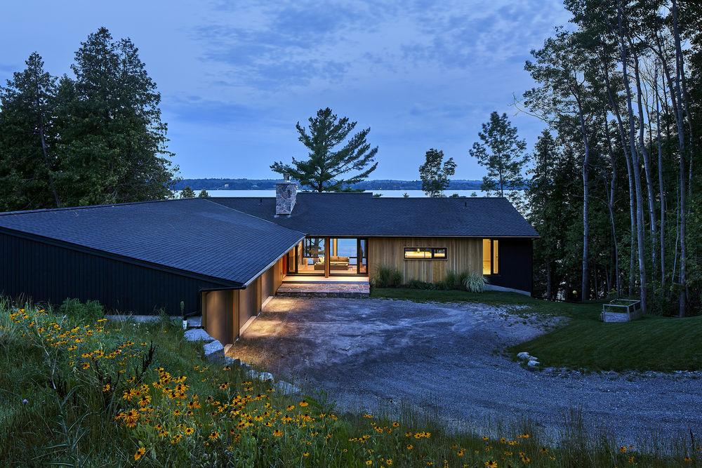 Sturgeon Lake House——嵌入山体的别墅设计
