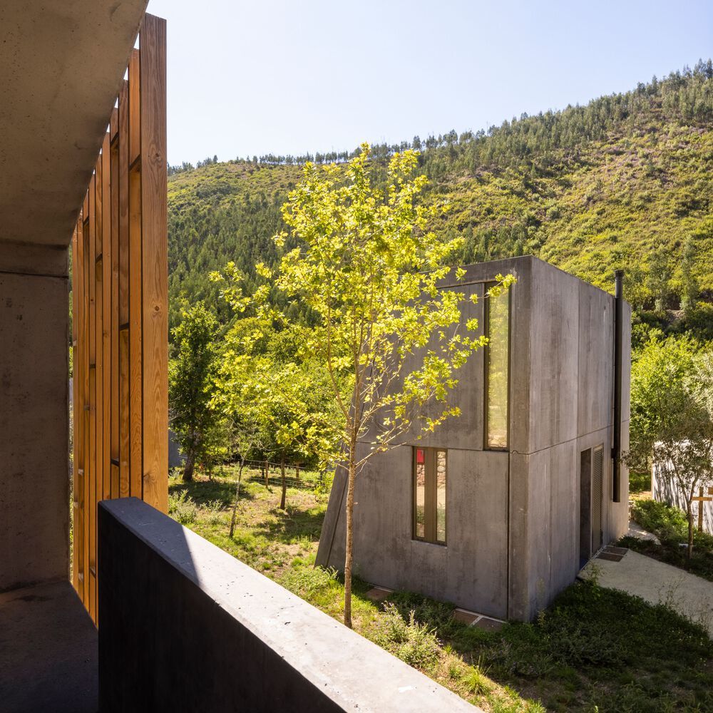葡萄牙 Alvarenga 森林中的模块化小屋群