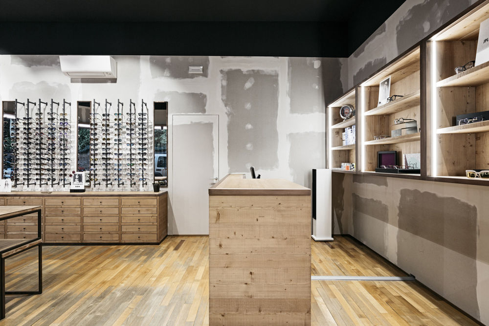 2017 年完成的 Ottica Q-Q 展示厅室内设计