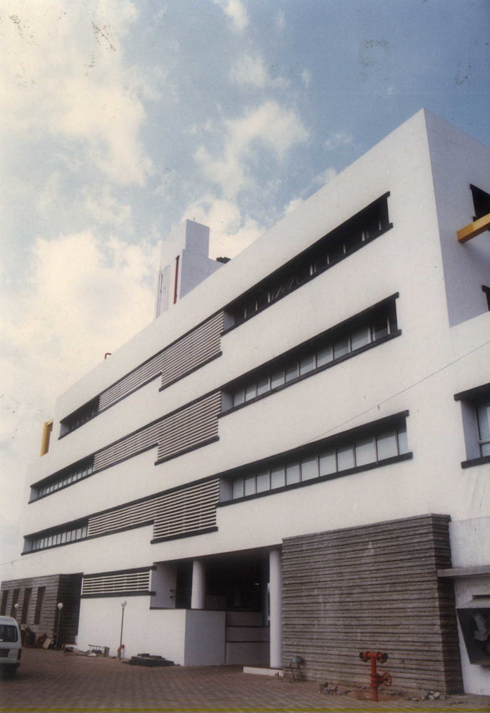 生态绿意科技感 | 1988 年印度班加罗尔生物科技公司总部设计