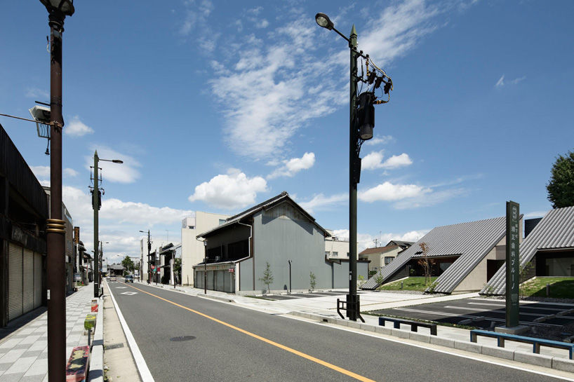 从地表起全是坡屋顶？楔形诊所披砖隐于地块