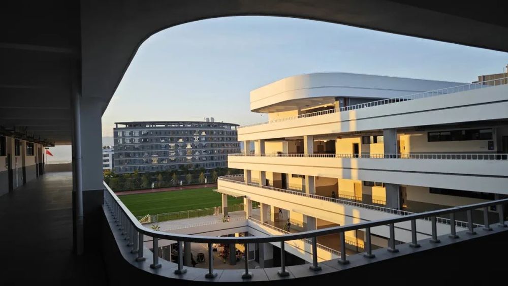 温暖的校园点亮城市 | 连廊到底是“实用主义”还是“形式主义”