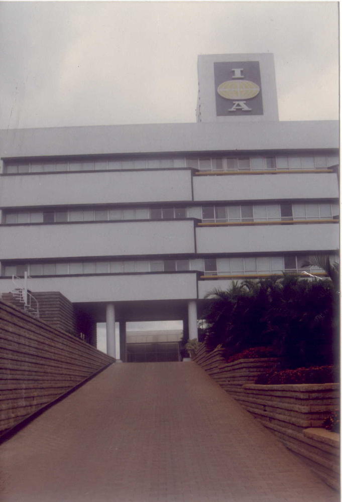 生态绿意科技感 | 1988 年印度班加罗尔生物科技公司总部设计