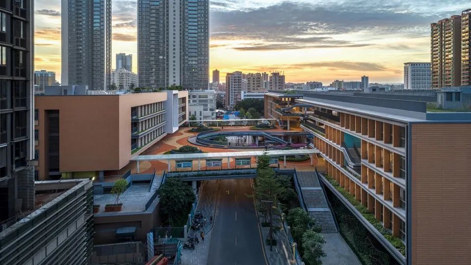 温暖的校园点亮城市 | 连廊到底是“实用主义”还是“形式主义”