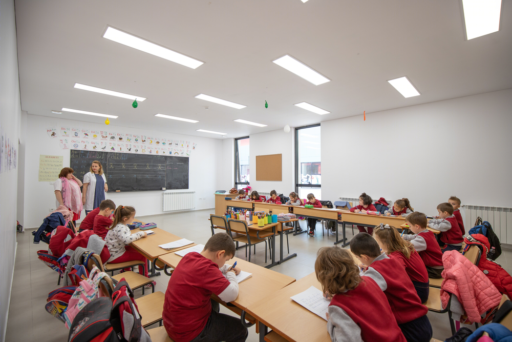阿尔巴尼亚 Servete Maçi 小学——室内设计与社区共享的典范