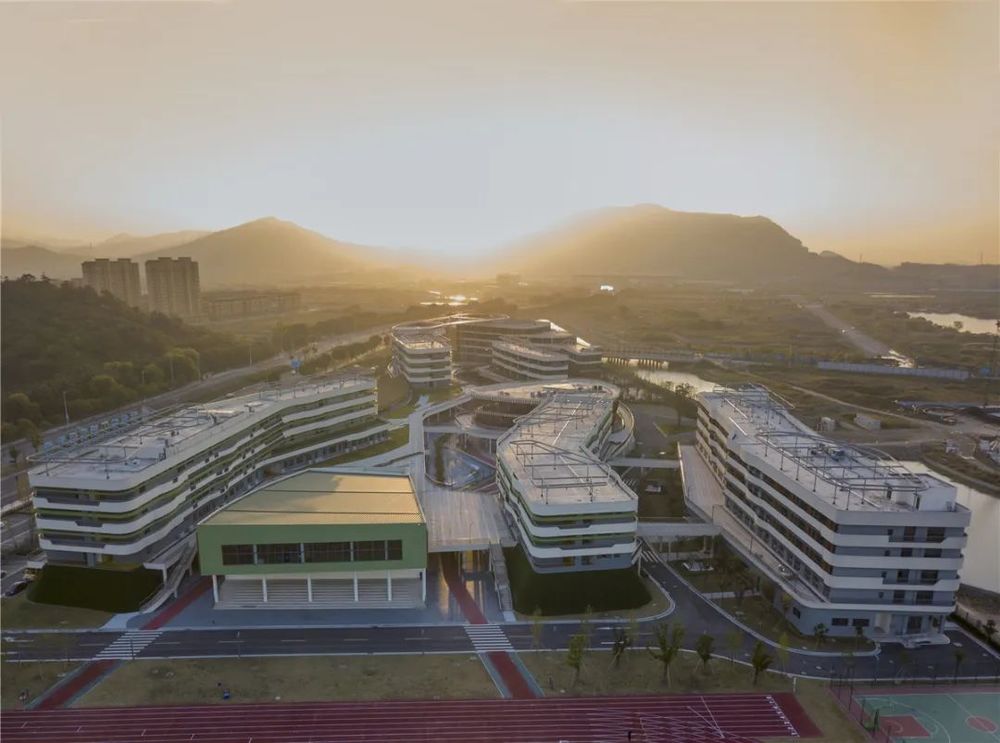 温暖的校园点亮城市 | 连廊到底是“实用主义”还是“形式主义”