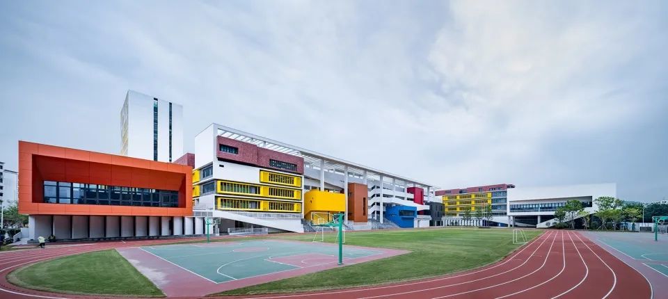温暖的校园点亮城市 | 连廊到底是“实用主义”还是“形式主义”