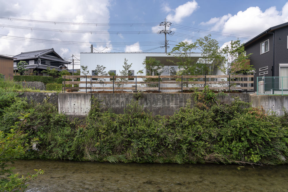 川端河岸的家具展示空间——日本大阪 Kawachinagano 别墅设计