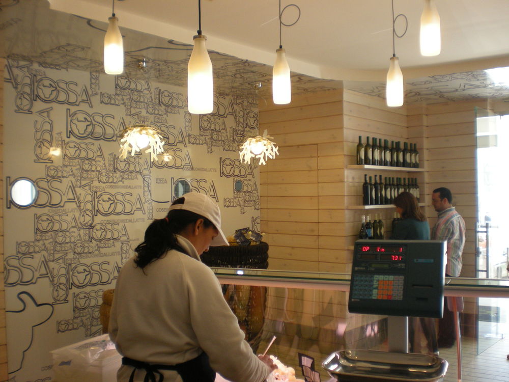 2009 年完成的拉提奇诺·约萨展示厅室内设计