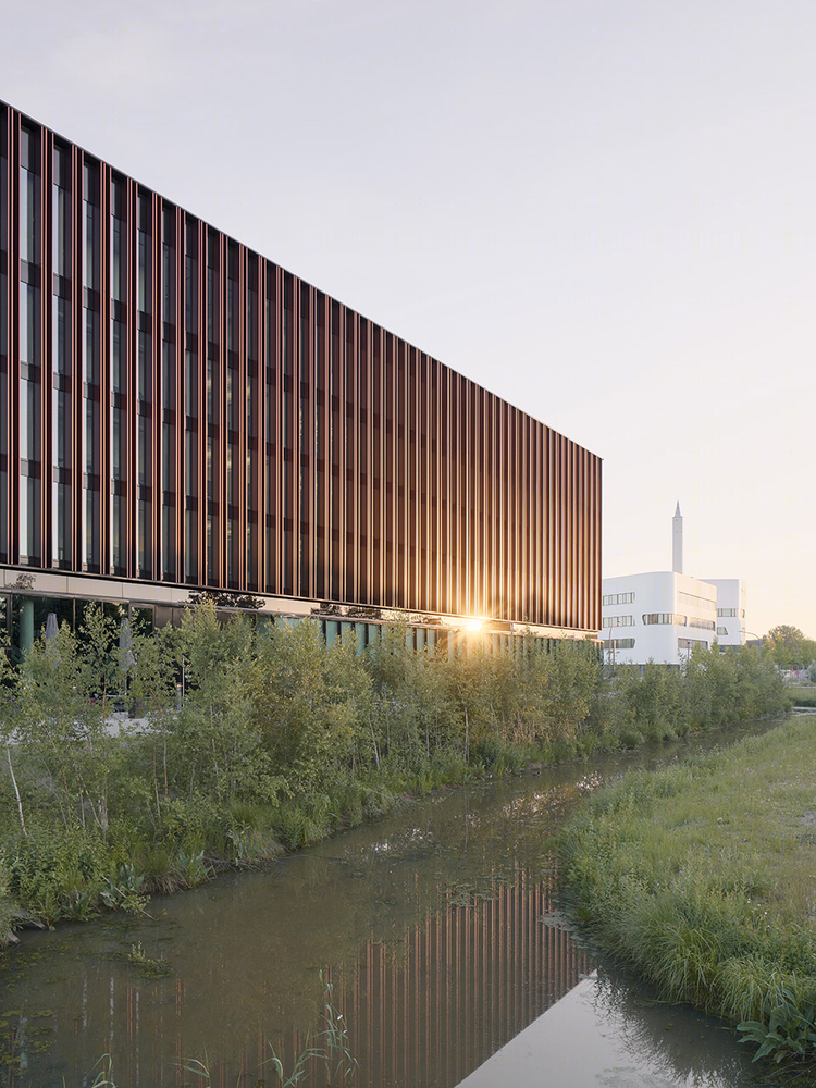 德国 Sparkasse Bremerhaven 总部 | 绿色庭院融入现代设计