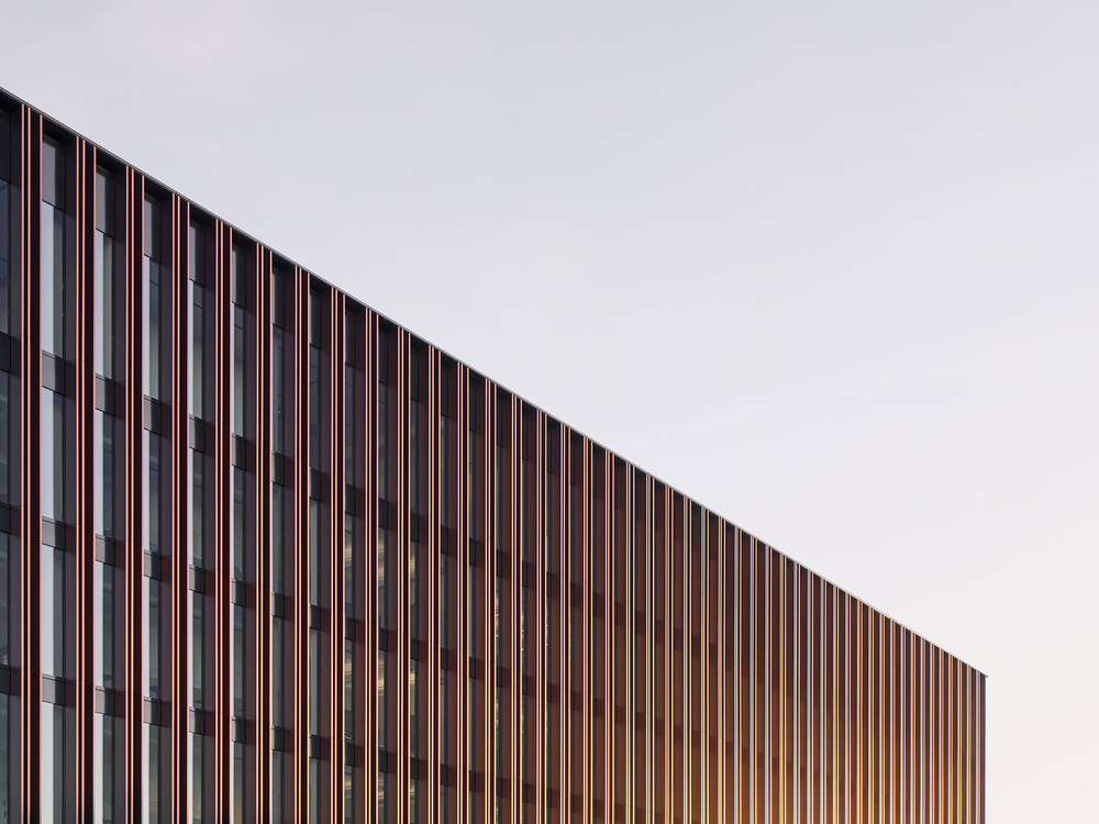 德国 Sparkasse Bremerhaven 总部 | 绿色庭院融入现代设计