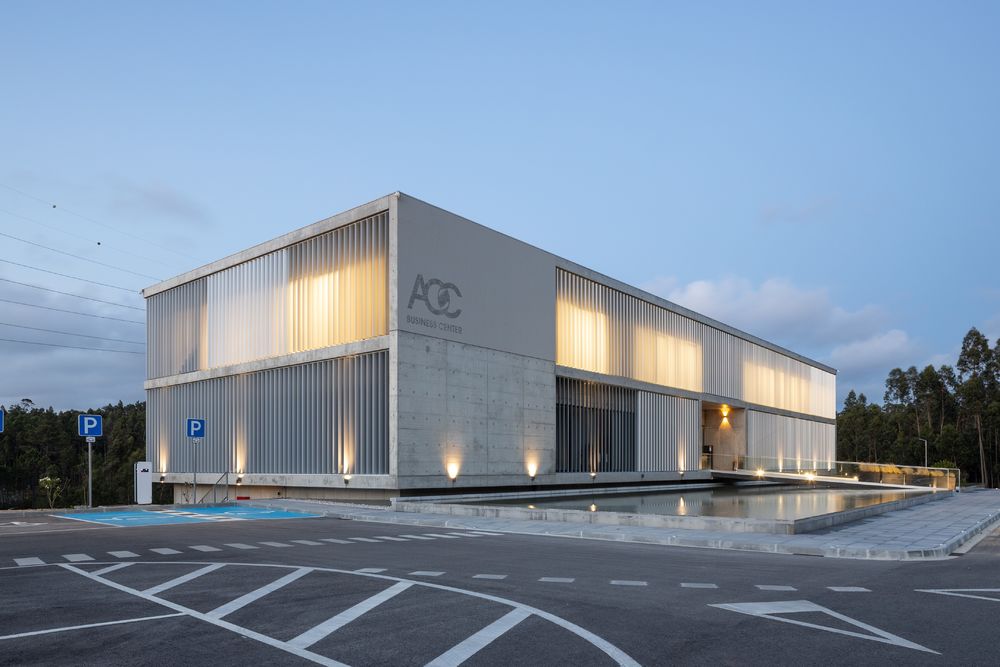 AOC 商务中心 | 绿色自然的现代办公建筑