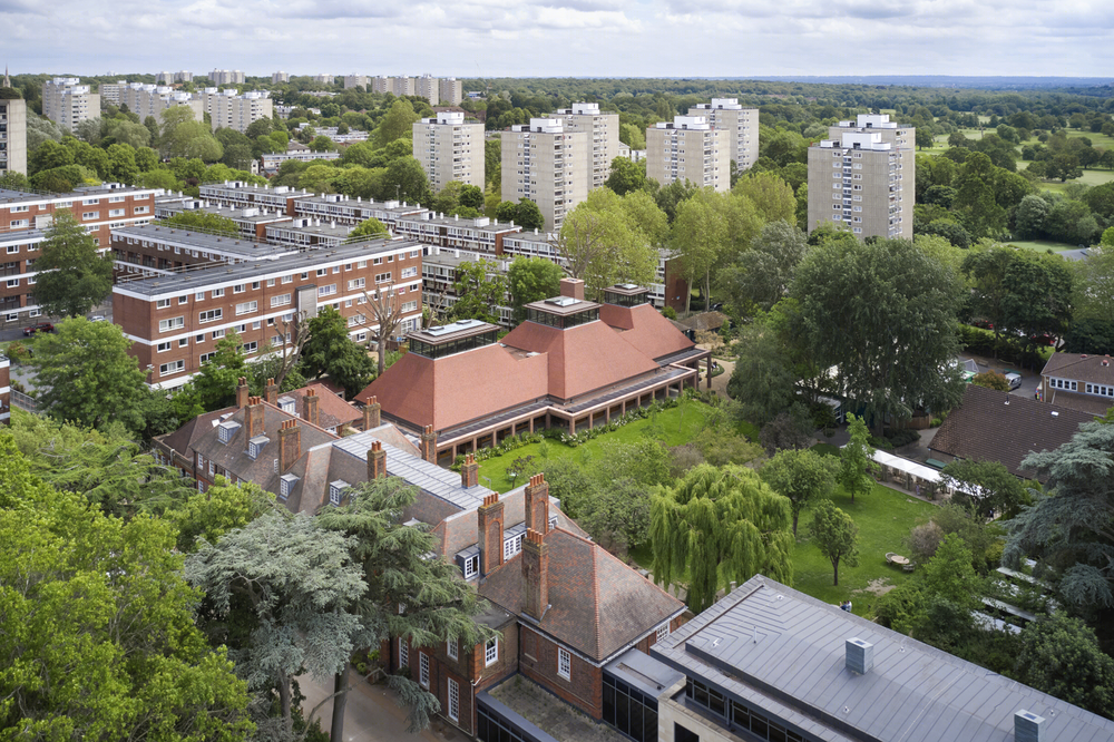 英国 Ibstock Place 学校食堂 | 和谐校园中心的灵活空间