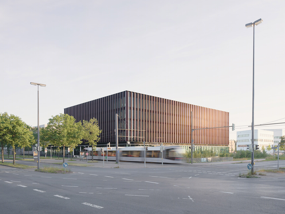 德国 Sparkasse Bremerhaven 总部 | 绿色庭院融入现代设计