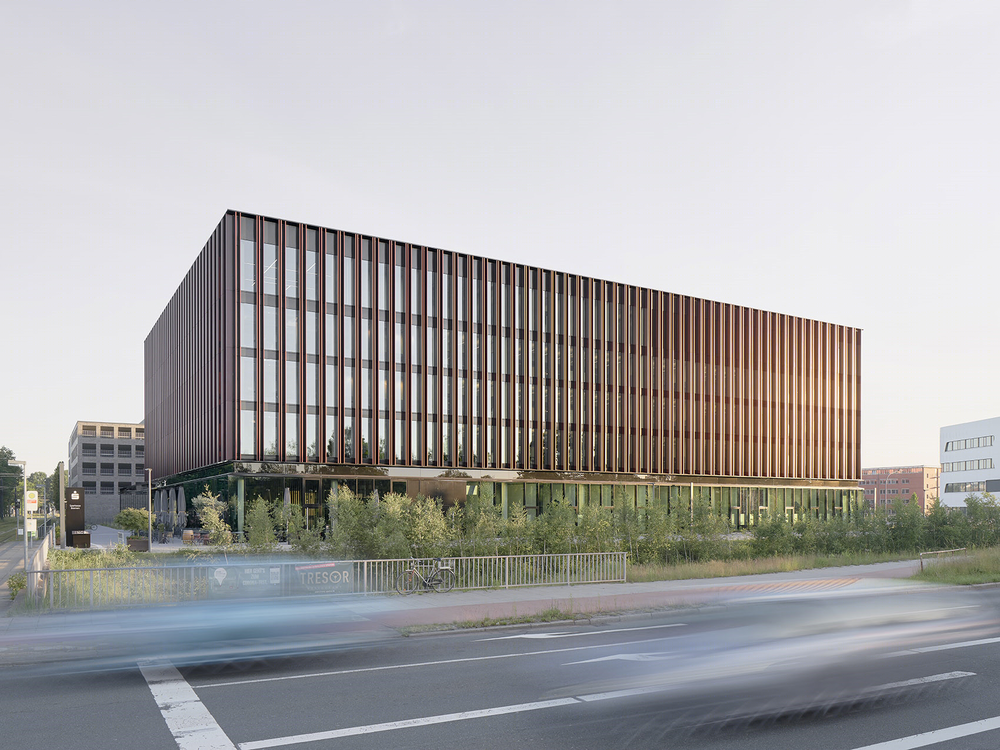 德国 Sparkasse Bremerhaven 总部 | 绿色庭院融入现代设计