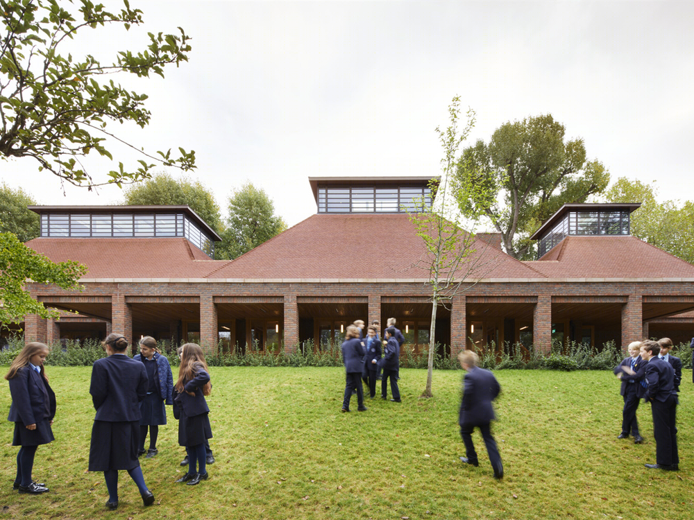 英国 Ibstock Place 学校食堂 | 和谐校园中心的灵活空间