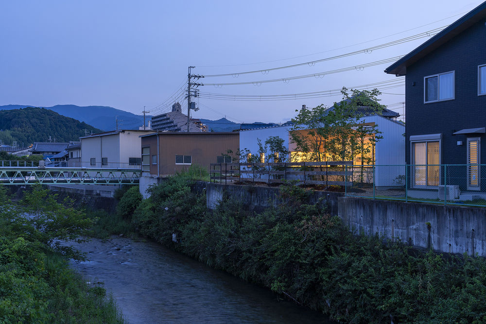 川端河岸的家具展示空间——日本大阪 Kawachinagano 别墅设计