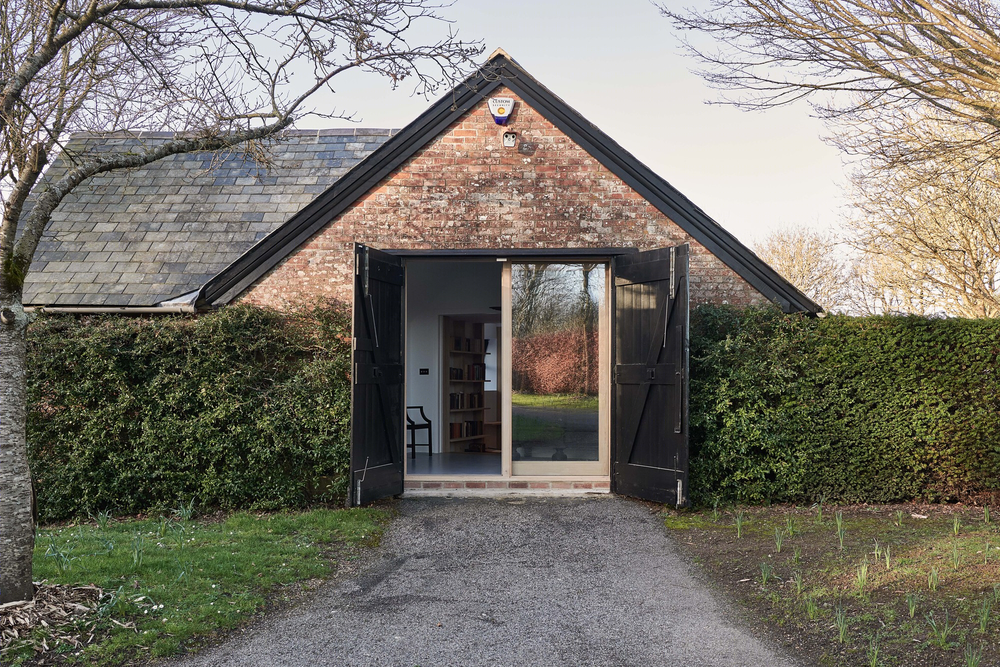 Crawshaw Architects 打造乡村图书馆，从牛棚到知识的华丽蜕变