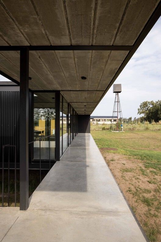 La Cañada II 住宅 | 悬挂在高跷上的工业风马车形房屋