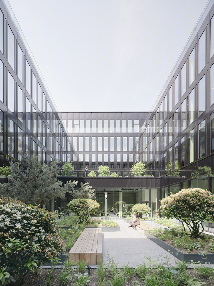 德国 Sparkasse Bremerhaven 总部 | 绿色庭院融入现代设计