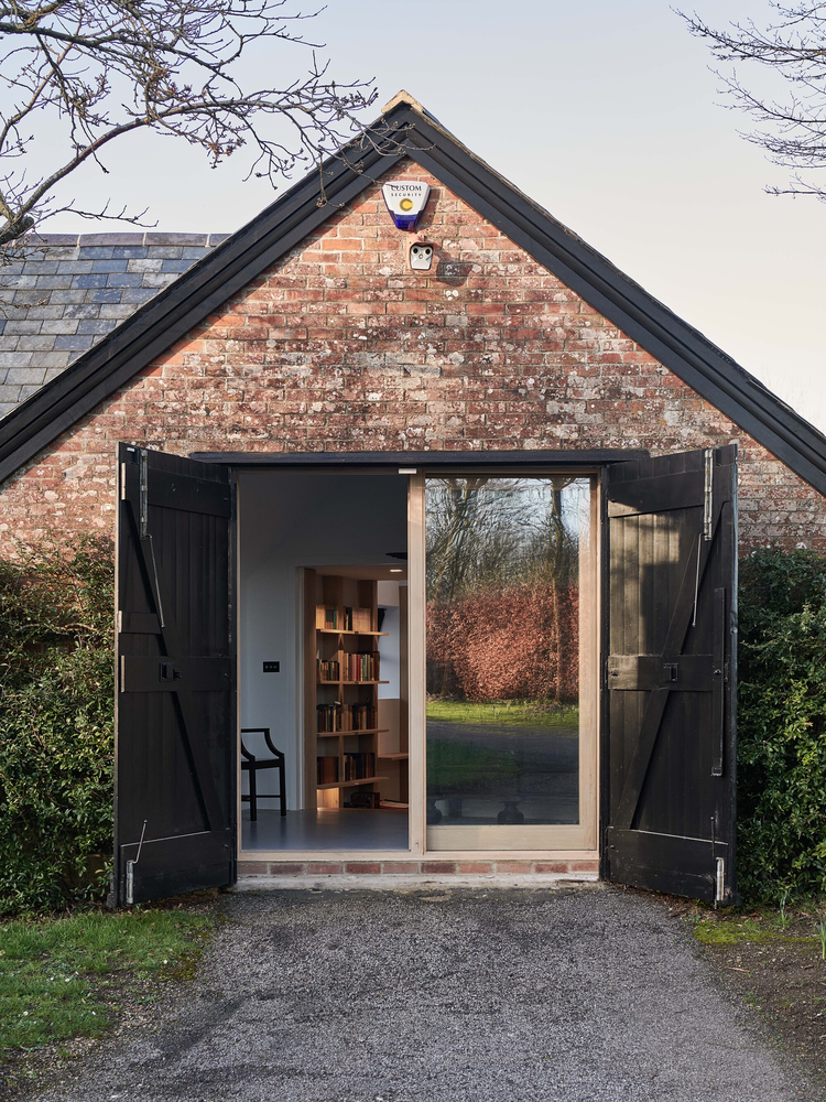 Crawshaw Architects 打造乡村图书馆，从牛棚到知识的华丽蜕变
