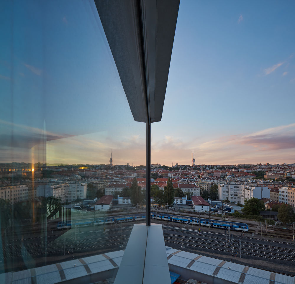 Prague Penthouse | 城市景观与室内空间的边界融合