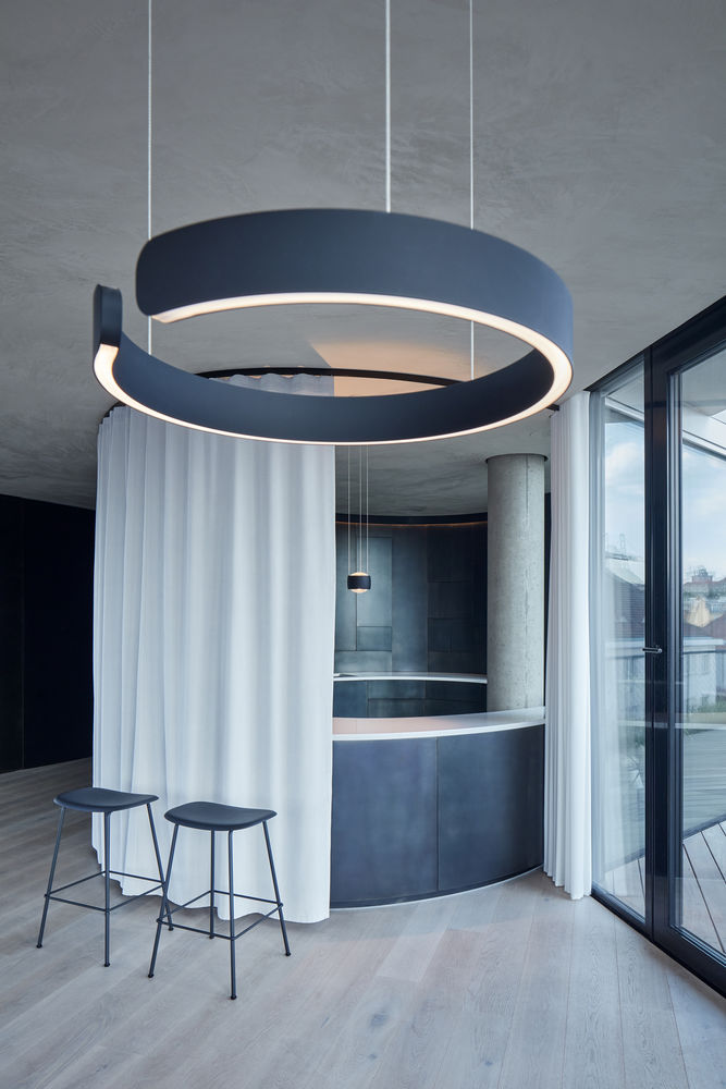 Prague Penthouse | 城市景观与室内空间的边界融合