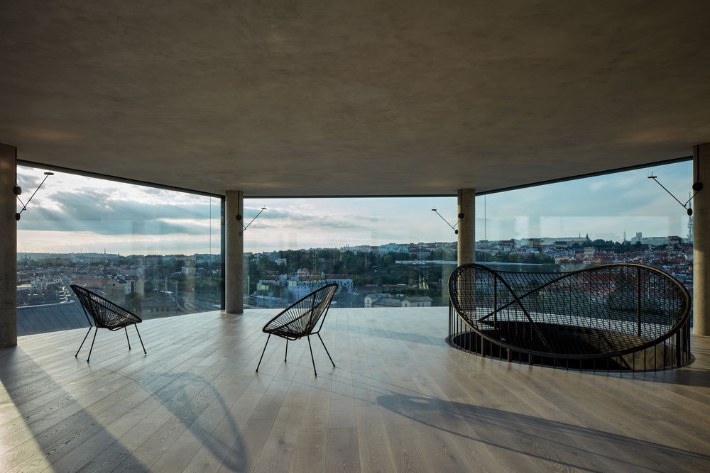 Prague Penthouse | 城市景观与室内空间的边界融合