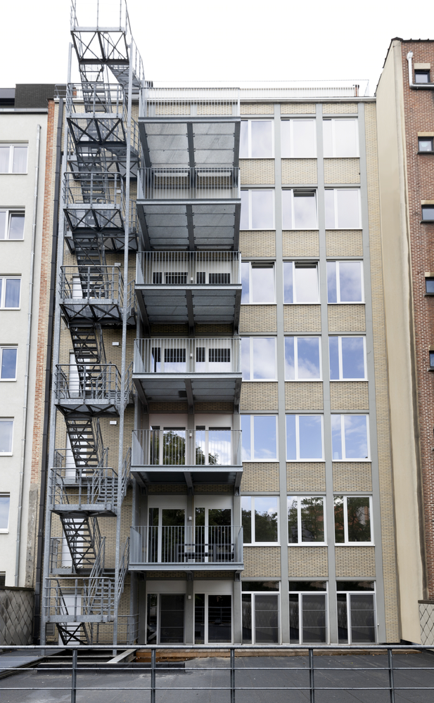 Antwerp 城市中心 70 年代后现代办公楼改造公寓设计