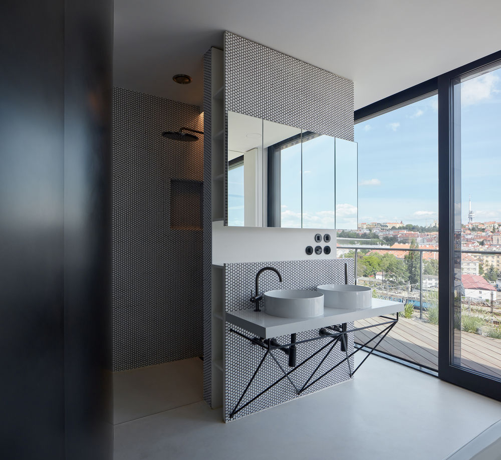 Prague Penthouse | 城市景观与室内空间的边界融合
