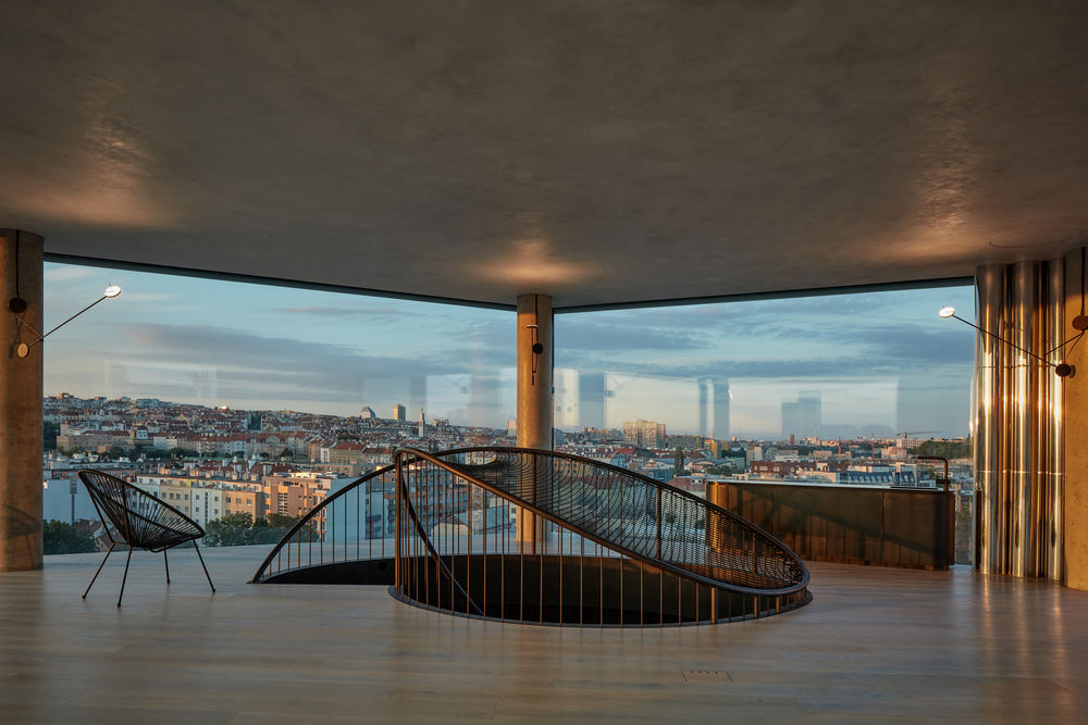 Prague Penthouse | 城市景观与室内空间的边界融合