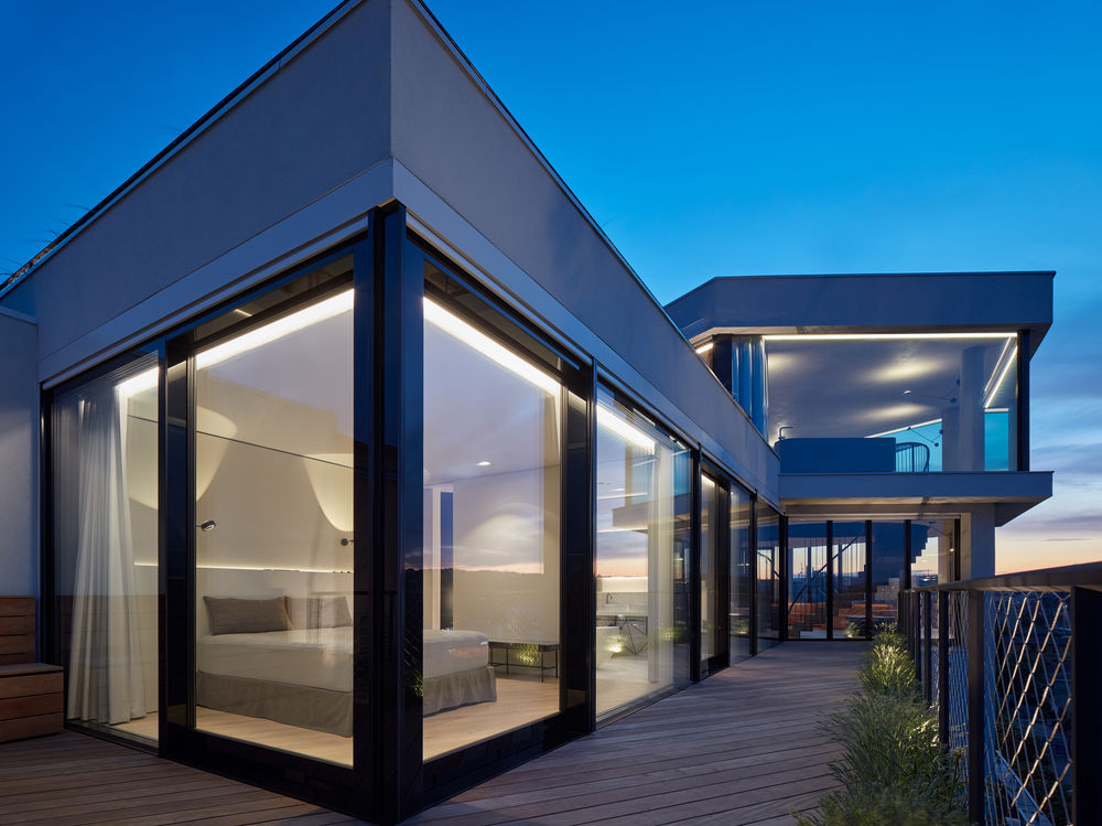 Prague Penthouse | 城市景观与室内空间的边界融合