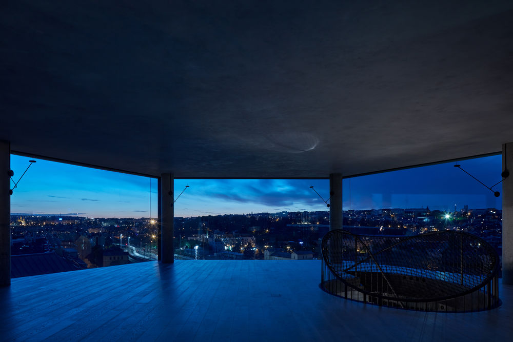 Prague Penthouse | 城市景观与室内空间的边界融合