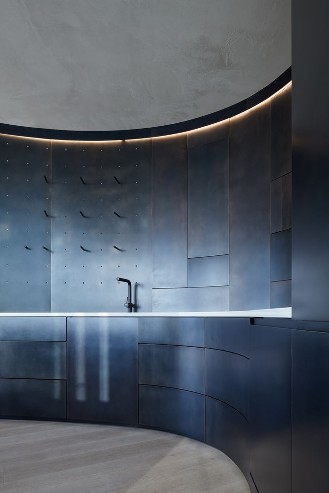 Prague Penthouse | 城市景观与室内空间的边界融合