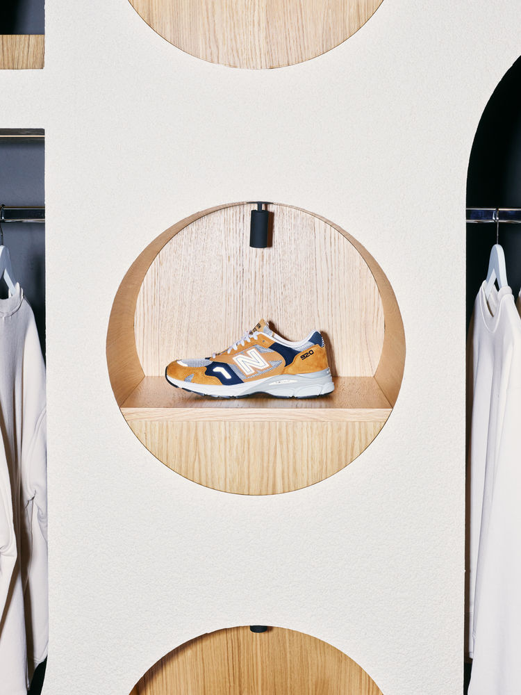 Snøhetta 打造独特太空风格鞋店 Moniker Sport