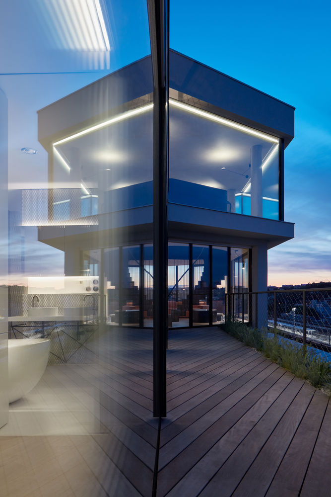 Prague Penthouse | 城市景观与室内空间的边界融合