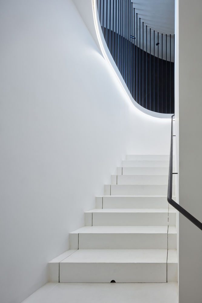 Prague Penthouse | 城市景观与室内空间的边界融合